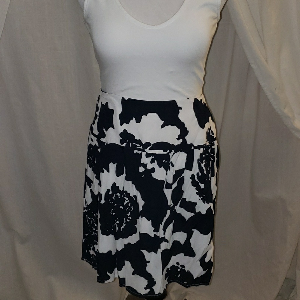 Poppy pattern navy skirt